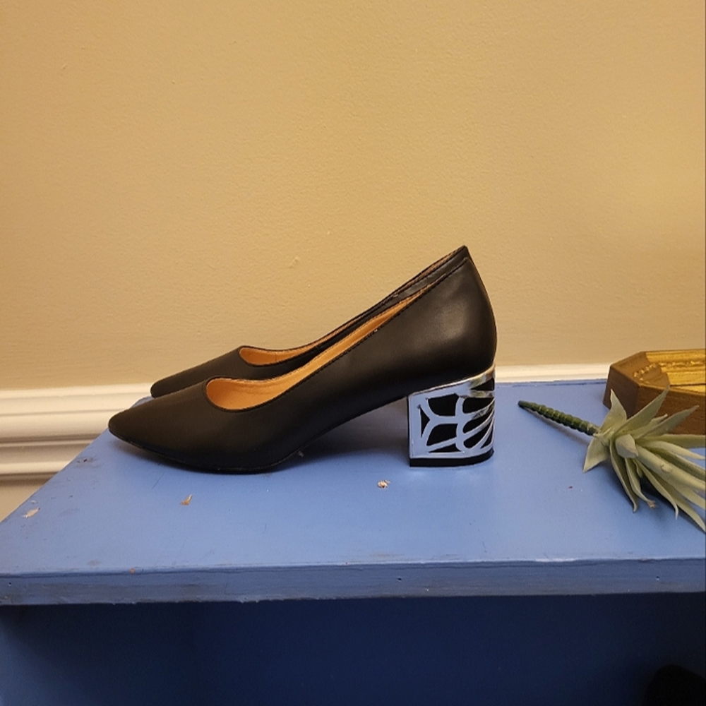 Vegan leather cutout pumps LNWB Floral Accent Heels - Picture 3 of 7
